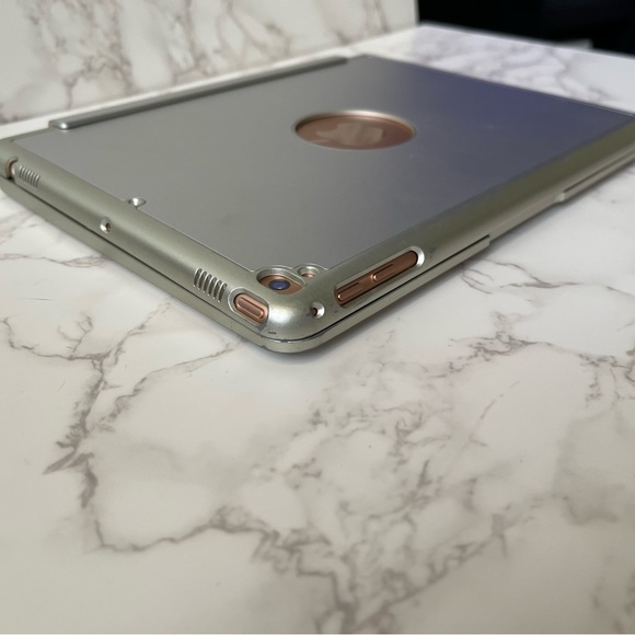 Apple iPad White/Rose Gold 32GB with Bluetooth Keyboard Case (silver/white) - Picture 11 of 14